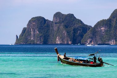 Koh Phi Phi, Tayland - 7 Mayıs 2018: The Beach film dizi oldu Maya Bay, Koh Phi Phi Don gelen turistlere taşıma Long tail tekne