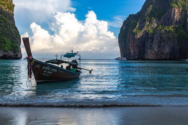 Koh Phi Phi, Tayland - 9 Mayıs 2018: Güneş doğarken Maya Bay beyaz kumları Long tail ahşap tekne demir attı