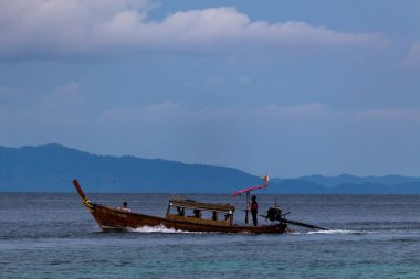 Koh Phi Phi, Tayland - 7 Mayıs 2018: Uzun kuyruk gece karanlığında turist adanın Koh Phi Phi Don etrafında taşıma tekne