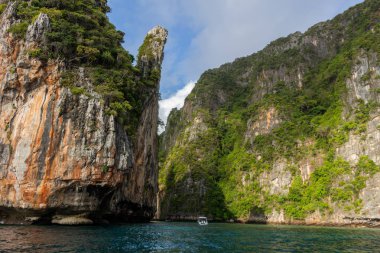 Koh Phi Phi, Tayland - 9 Mayıs 2018: tekne Koh Phi Phi Leh yüksek karstik tepeler yeşil bitki örtüsü ile kaplı çevrili küçük bir koyda girme