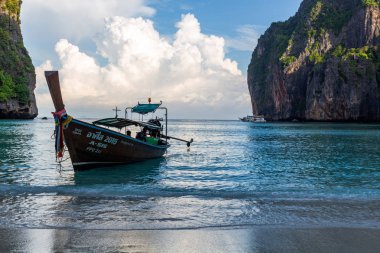 Koh Phi Phi, Tayland - 9 Mayıs 2018: Güneş doğarken Maya Bay beyaz kumları Long tail ahşap tekne demir attı