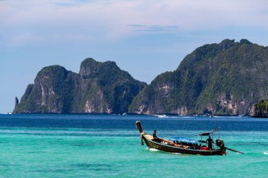 Koh Phi Phi, Tayland - 7 Mayıs 2018: The Beach film dizi oldu Maya Bay, Koh Phi Phi Don gelen turistlere taşıma Long tail tekne