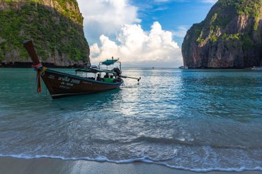 Koh Phi Phi, Tayland - 9 Mayıs 2018: Güneş doğarken Maya Bay beyaz kumları Long tail ahşap tekne demir attı