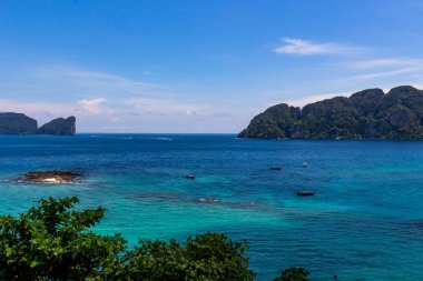 Koh Phi Phi, Tayland - 7 Mayıs 2018: Her iki Phi Phi Islands görünümü. Don sağda solda Leh olduğunu
