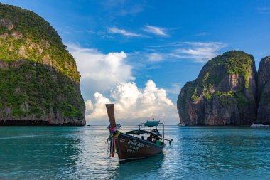 Koh Phi Phi, Tayland - 9 Mayıs 2018: Güneş doğarken Maya Bay beyaz kumları Long tail ahşap tekne demir attı