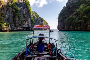 Koh Phi Phi, Tayland - 9 Mayıs 2018: ahşap motorlu tekne Koh Phi Phi Leh adada bir koyda girme