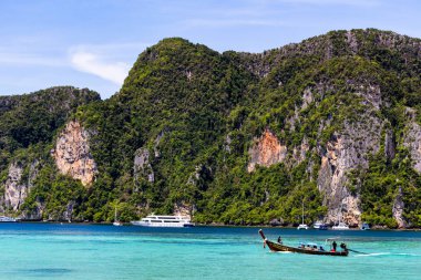 Koh Phi Phi, Tayland - 7 Mayıs 2018: Turkuaz Adaman denizde gezinme ve yeşil kireçtaşı kayalarla çevrili tekne