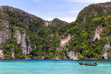Koh Phi Phi, Tayland - 7 Mayıs 2018: Turkuaz Adaman denizde gezinme ve yeşil kireçtaşı kayalarla çevrili tekne