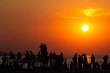 Zadar, Hırvatistan - 24 Temmuz 2018: insanlar bir dock eski şehir Zadar içinde etkileyici bir gün batımını izlemek