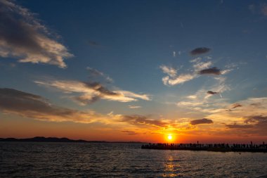 Zadar, Hırvatistan - 23 Temmuz 2018: Zadar Eski şehirde bulunan bir dock gün batımını izlemek insanlar