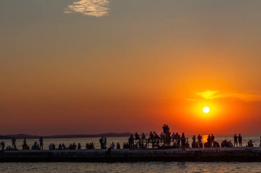 Zadar, Hırvatistan - 24 Temmuz 2018: insanlar bir dock eski şehir Zadar içinde etkileyici bir gün batımını izlemek