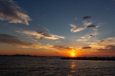 Zadar, Hırvatistan - 23 Temmuz 2018: Zadar Eski şehirde bulunan bir dock gün batımını izlemek insanlar