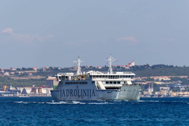 Zadar, Hırvatistan - 24 Temmuz 2018: ada Ugljan town Zadar için gezinme feribot tekne