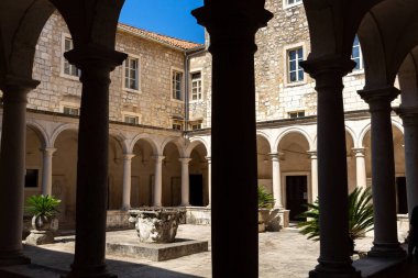Zadar, Hırvatistan - 24 Temmuz 2018: Zadar dışarı Saint Francis Kilisesi manastır sütun görünümünü