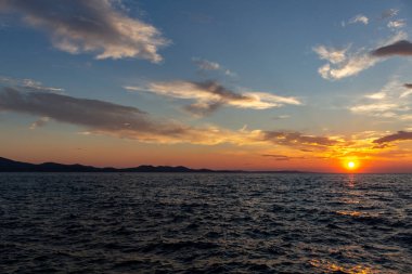 Zadar, Hırvatistan - 23 Temmuz 2018: Dusk Zadar görülen Ugljan Island üzerinde