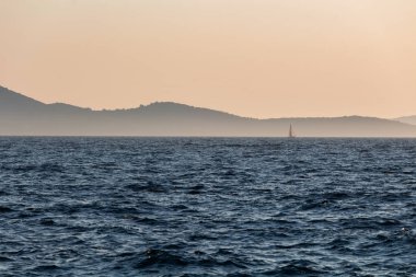 Zadar, Hırvatistan - 24 Temmuz 2018: Yelkenli tekne Ugljan Adası ve derin mavi deniz çevrili