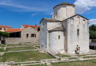 Nin, Hırvatistan - 23 Temmuz 2018: Romanesk kilise kutsal haçı Nin içinde görünümünü
