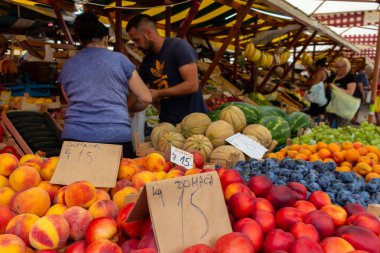 Zadar, Hırvatistan - 23 Temmuz 2018: Zadar eski şehir piyasada satılan sebze ve meyve