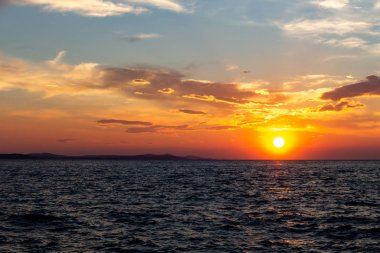 Zadar, Hırvatistan - 23 Temmuz 2018: Sunset Zadar görülen Ugljan Island üzerinde
