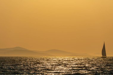 Zadar, Hırvatistan - 24 Temmuz 2018: Yelkenli tekne Ugljan Adası ve derin mavi deniz çevrili