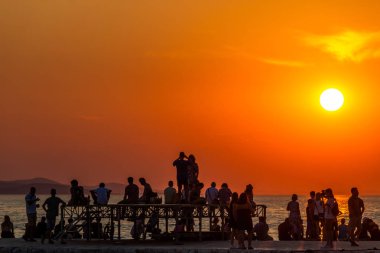 Zadar, Hırvatistan - 24 Temmuz 2018: insanlar bir dock eski şehir Zadar içinde etkileyici bir gün batımını izlemek