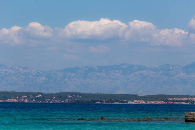 Zadar, Hırvatistan - 24 Temmuz 2018: Şeffaf yeşil-mavi sular Ugljan Adası'nın doğal görünümünü