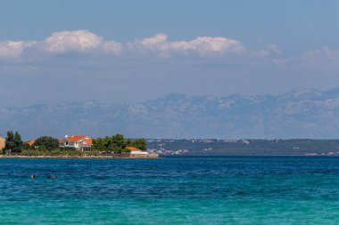 Zadar, Hırvatistan - 24 Temmuz 2018: Duru suları Ugljan Adası'nın doğal görünümünü