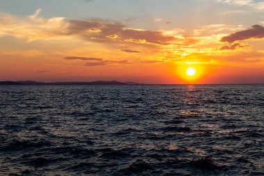 Zadar, Hırvatistan - 23 Temmuz 2018: Sunset Zadar görülen Ugljan Island üzerinde