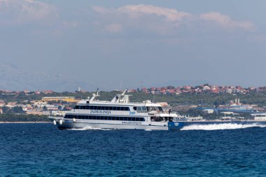 Zadar, Hırvatistan - 24 Temmuz 2018: ada Ugljan town Zadar için gezinme yolcu teknesi