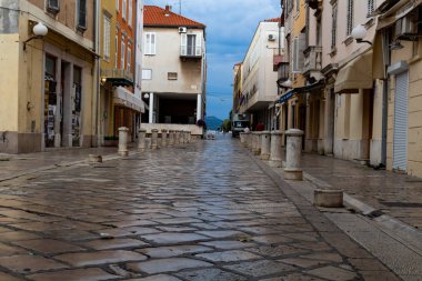 Zadar, Hırvatistan - 23 Temmuz 2018: Zadar Eski şehirde gündoğumu, boş sokak