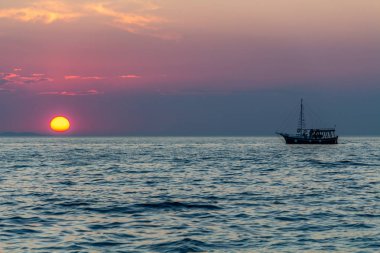 Zadar, Hırvatistan - 24 Temmuz 2018: Zadar görülen günbatımı sırasında tekne gezinme