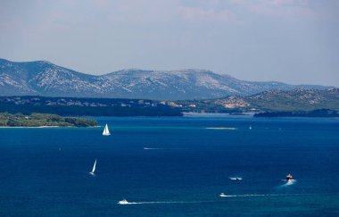 Zadar, Hırvatistan - 24 Temmuz 2018: Hırvat sahil ve Zadar region Pasman Island'dan doğal görünümünü