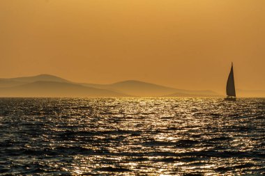 Zadar, Hırvatistan - 24 Temmuz 2018: Yelkenli tekne Ugljan Adası ve derin mavi deniz çevrili