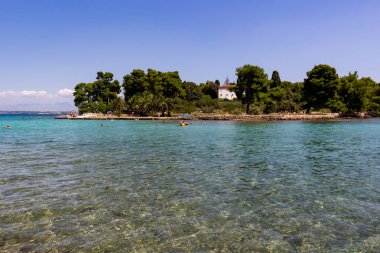 Zadar, Hırvatistan - 24 Temmuz 2018: Şeffaf yeşil-mavi sular Ugljan Adası'nın doğal görünümünü