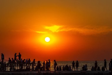 Zadar, Hırvatistan - 24 Temmuz 2018: insanlar bir dock eski şehir Zadar içinde etkileyici bir gün batımını izlemek