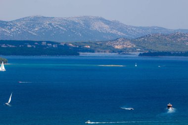 Zadar, Hırvatistan - 24 Temmuz 2018: Hırvat sahil ve Zadar region Pasman Island'dan doğal görünümünü