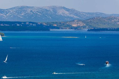 Zadar, Hırvatistan - 24 Temmuz 2018: Hırvat sahil ve Zadar region Pasman Island'dan doğal görünümünü
