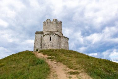 Zadar, Hırvatistan - 23 Temmuz 2018: Saint Nicholas Şapel ve Kulesi Nin ve Zaton arasında bir tepe üzerinde yer alan