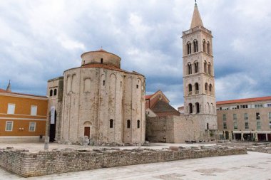 Zadar, Hırvatistan - 23 Temmuz 2018: Saint Donat katedral eski şehir Zadar içinde