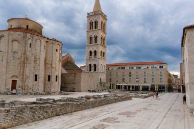 Zadar, Hırvatistan - 23 Temmuz 2018: Saint Donat katedral eski şehir Zadar içinde
