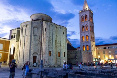 Zadar, Hırvatistan - 23 Temmuz 2018: alacakaranlıkta eski şehir Zadar içinde Aziz Donat katedral önünde yürüyen insanlar