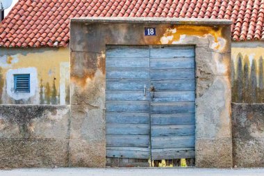 Zadar, Hırvatistan - 23 Temmuz 2018: Zaton köyü Zadar yakınındaki bir rustik eski evde, giriş