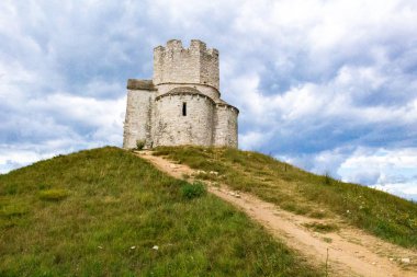 Zadar, Hırvatistan - 23 Temmuz 2018: Saint Nicholas Şapel ve Kulesi Nin ve Zaton arasında bir tepe üzerinde yer alan