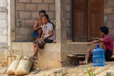 Ban Na, Laos - 10 Nisan 2018: Üyeleri, uzak bir bölgede Laos bitmemiş bir evin terasında tüyler ürpertici bir etnik azınlık