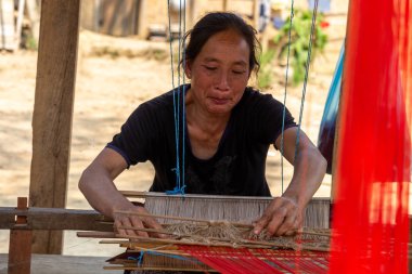 Muang Ngoi, Laos - 10 Nisan 2018: Bachong Nai uzak kırsal köy Kuzey Laos ortasında dikiş yerel kadın