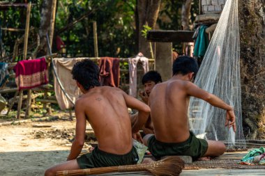 Bachong Nay,, Laos - 10 Nisan 2018: Erkek etnik azınlık köylüler bir topluluk olarak günlük görevleri yerine getirmeye yeniden bir araya