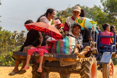 Bachong Nay,, Laos - 10 Nisan 2018: kırsal Laos en uzak yerlerde arasında taşıma köylüler kamyon
