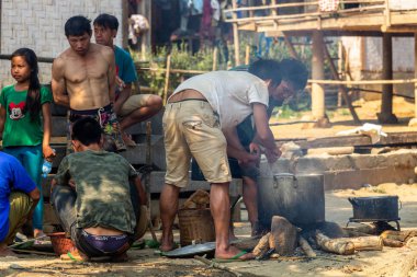 Bachong Nay,, Laos - 10 Nisan 2018: Pişirme ve yemek paylaşımı etnik bir topluluk Kuzey Laos uzak bir alanda üyeleri