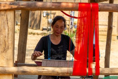 Muang Ngoi, Laos - 10 Nisan 2018: Bachong Nai uzak kırsal köy Kuzey Laos ortasında dikiş yerel kadın