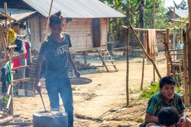 Bachong Nay,, Laos - 10 Nisan 2018: Kuzey Laos uzak bir köyde bütün toplum için bir öğle yemeği yemek adam